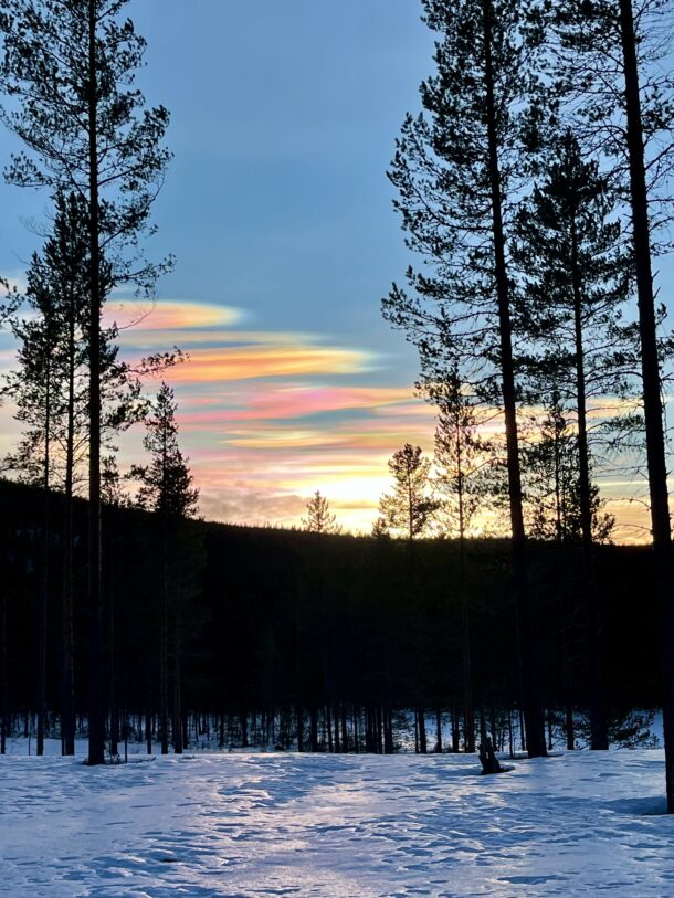 nuages stratopshériques polaires ou nuages nacrés en laponie suédois